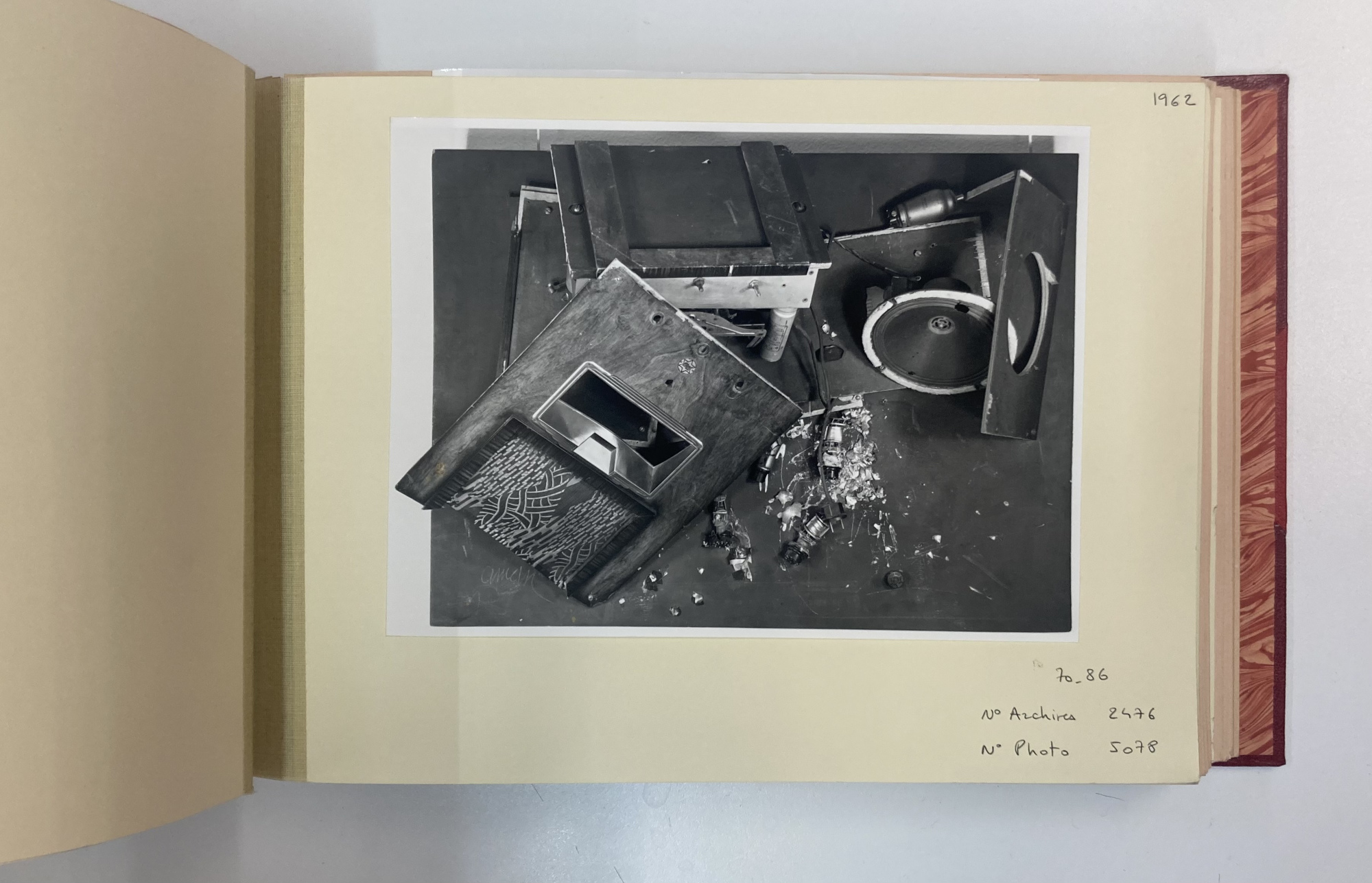 Photo d'un album photographique de Denyse Durand-Ruel, ouvert sur une photo 'oeuvre d'Arman, série des Colères, Bibliothèque Kandinsky