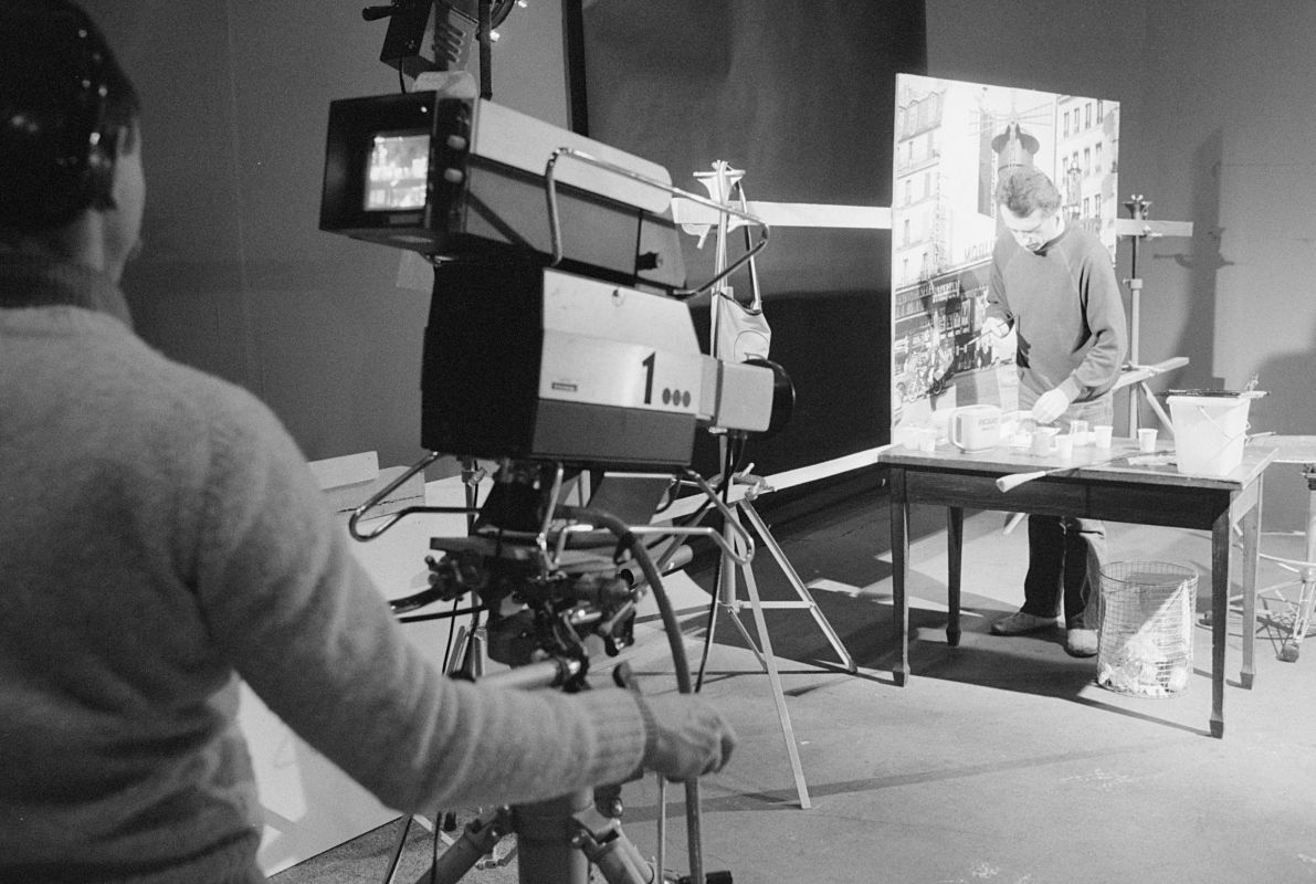 Gérard Fromanger au travail dans le studio vidéo du Centre Pompidou, en parallèle de l’exposition Gérard Fromanger - Tout est allumé (1980)
