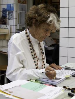 Photo : portrait de Denyse Durand-Ruel dans son bureau par Bertrand Prévost